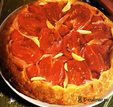 Готовое блюдо Пирог «Татэн» с помидорами и луком