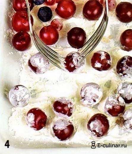 Бисквитный кекс с ягодами - фото шага 4
