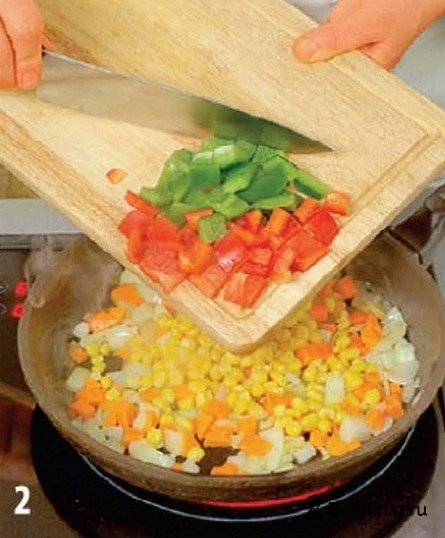 Горячий салат из моркови, кукурузы и перца - фото шага 2