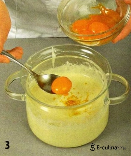 Манное суфле с вареньем. mannoe sufle s varenem 3. Манное суфле с вареньем фото. Манное суфле с вареньем-mannoe sufle s varenem 3. картинка Манное суфле с вареньем. картинка mannoe sufle s varenem 3. Наливаем в кастрюлю молоко и хорошо нагреваем. Когда молоко нагреется, растворяем в нем стакан сахара. Затем добавляем манную крупу, не забывая при этом постоянно помешивать, так как могут возникнуть нежелательные комки. Затем готовим нагретую кашу примерно десять минут, опять же, не прекращая помешивания.