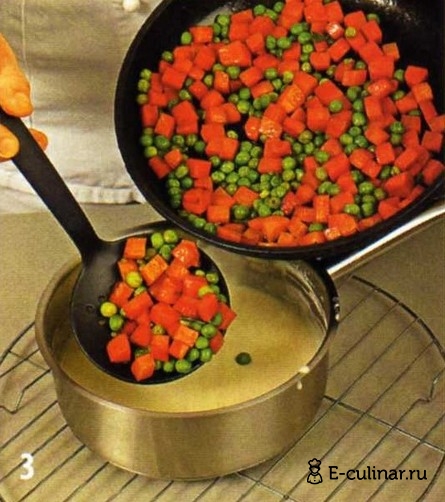 Морковь с зелёным горошком в молочном соусе - фото шага 3