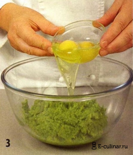 Оладьи из зеленого горошка с копченой форелью - фото шага 3