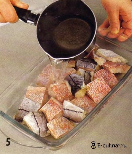 Рыбная солянка на сковороде - фото шага 5
