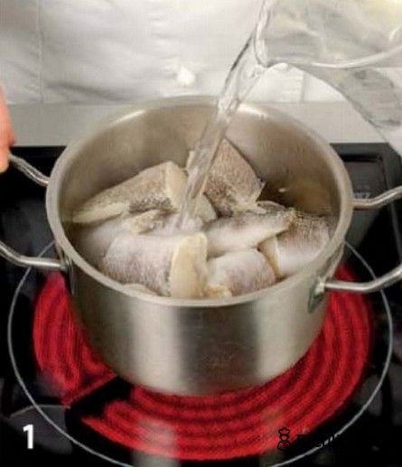 Рыбный суп с перцем и пряностями - фото шага 1