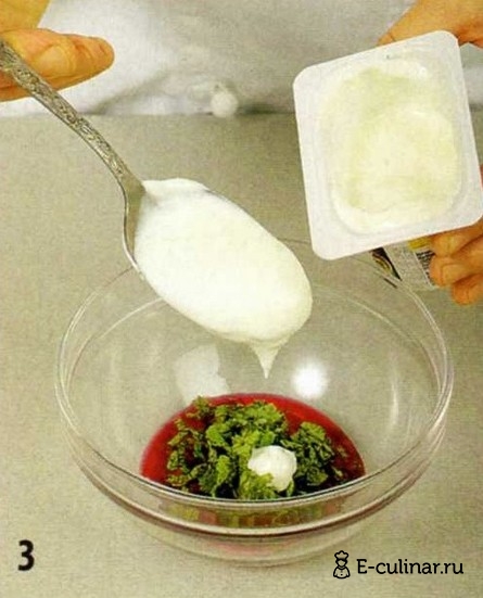 Салат из клубники с огурцом - фото шага 3