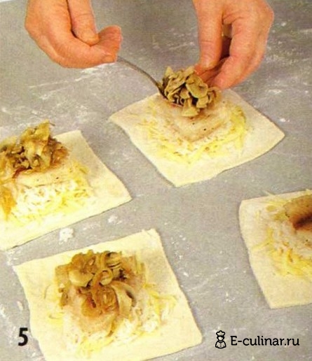 Слоеные пирожки с рыбой, грибами и рисом - фото шага 5