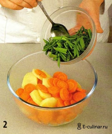 Свинина, запеченная с морковью и картофелем - фото шага 2