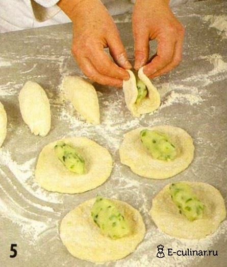 Жареные пирожки с картофелем и зеленым луком - фото шага 5