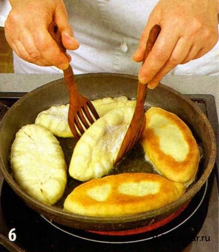 Жареные пирожки с картофелем и зеленым луком - фото шага 6