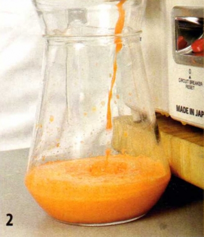 Напиток с ромашкой, морковью и апельсином - фото шага 2