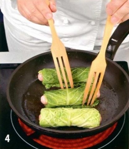 Рулетики капустные в луково-сметанном соусе - фото шага 4
