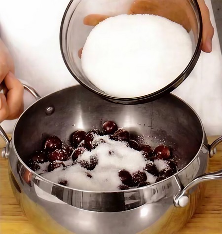 Вишневое варенье с фундуком и пряностями - фото шага 2