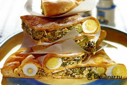 Готовое блюдо Кальцоне с брокколи и перепелиными яйцами