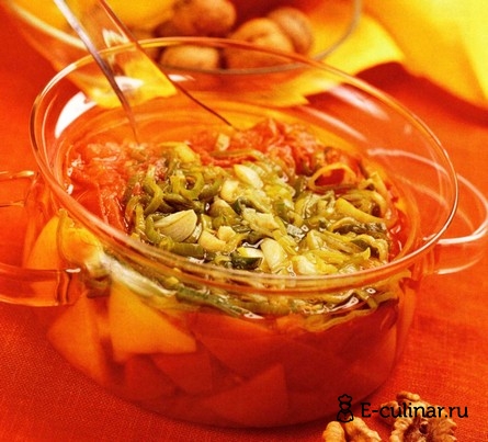 Готовое блюдо Холодный суп с помидорами и грецкими орехами