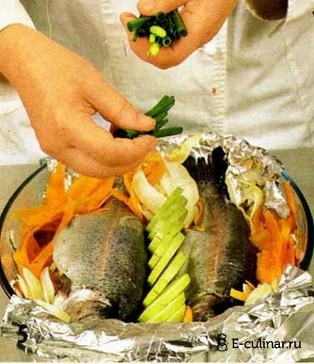 Форель, запеченная с овощами - фото шага 5