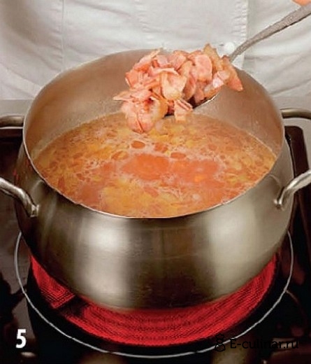 Гороховый суп с беконом и томатами - фото шага 5