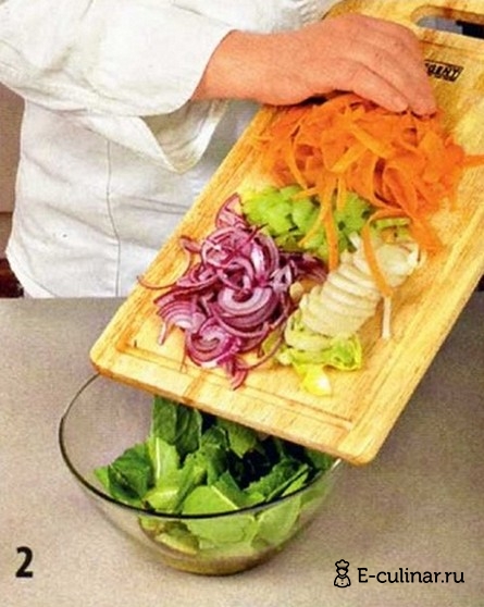 Овощной салат с гренками - фото шага 2
