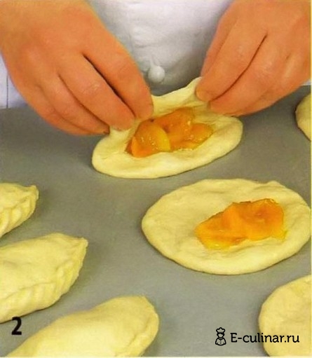 Пирожки с абрикосовым джемом и курагой - фото шага 2