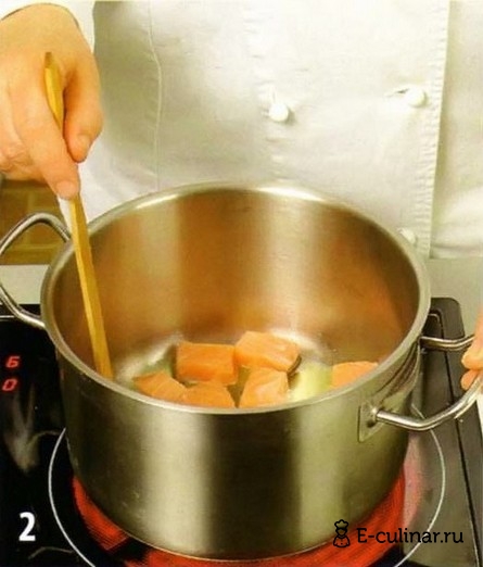Сливочный суп с красной рыбой - фото шага 2