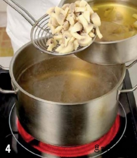 Суп из грибов, говядины и домашней лапши - фото шага 4