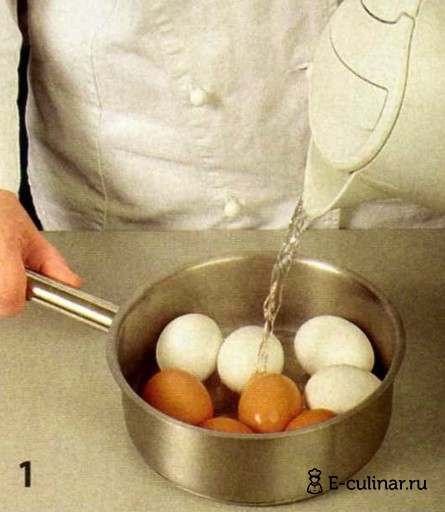 Яйца всмятку с гарниром - фото шага 1