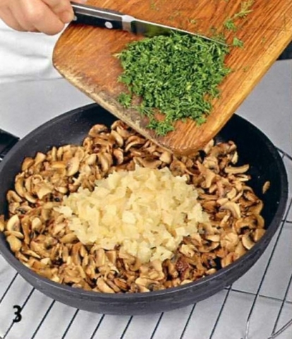 Картофельная запеканка с грибной начинкой - фото шага 3