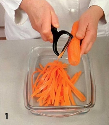 Летний салат с маринованной морковью - фото шага 1