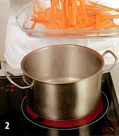 Летний салат с маринованной морковью - фото шага 2
