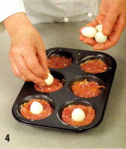 Мясные «кексы» с перепелиными яйцами - фото шага 4