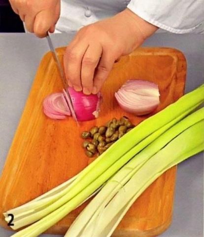 Салат с копченой форелью - фото шага 2