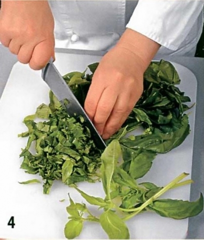 Зеленый супчик с использованием базилика и горошка - фото шага 4